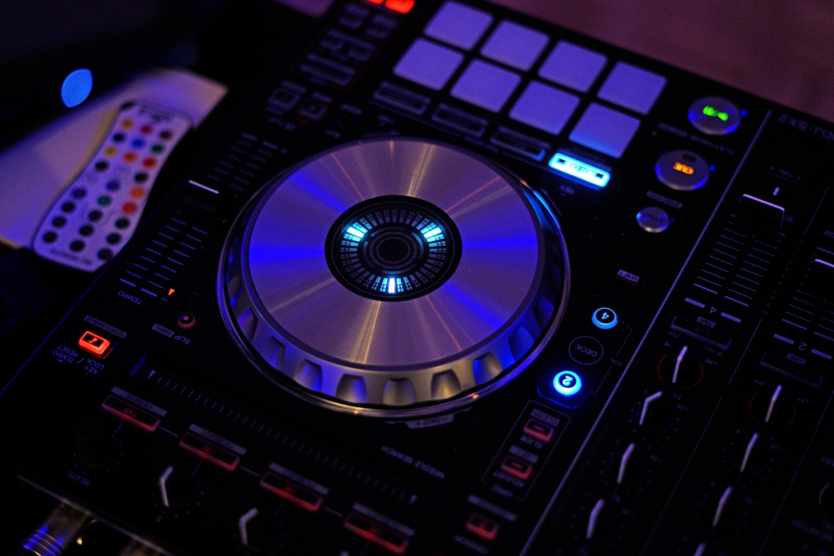 Początkujący DJ – zakup czy wynajem sprzętu?